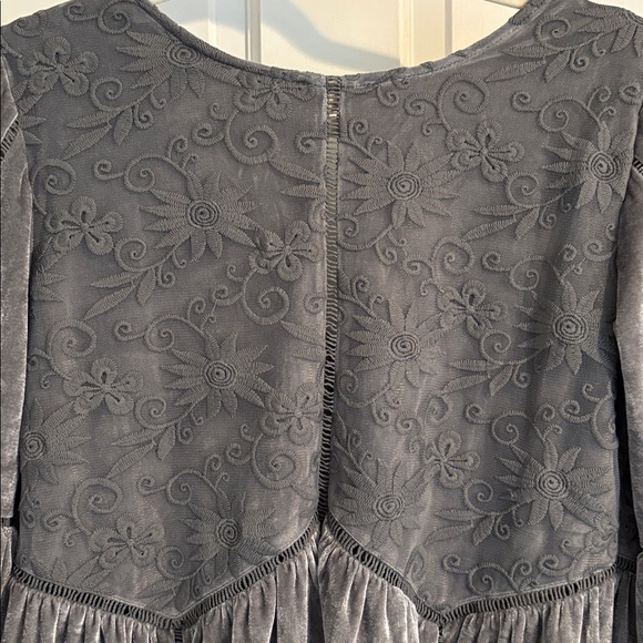 POL gray crushed velvet short sleeve V-neck blouse with lace detail - Picture 7 of 8